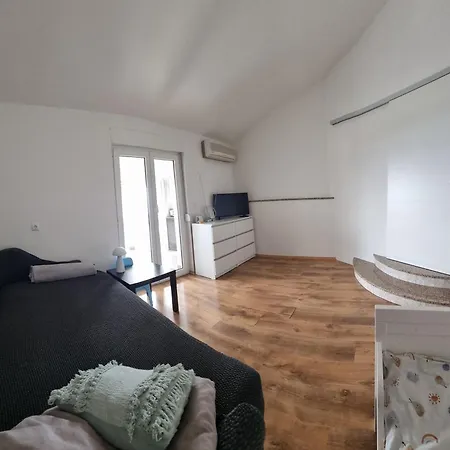 Apartment Nika Omisalj